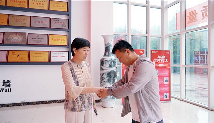 汇聚爱心 传递真情 酷豆丁为患病员工爱心捐款暖人心